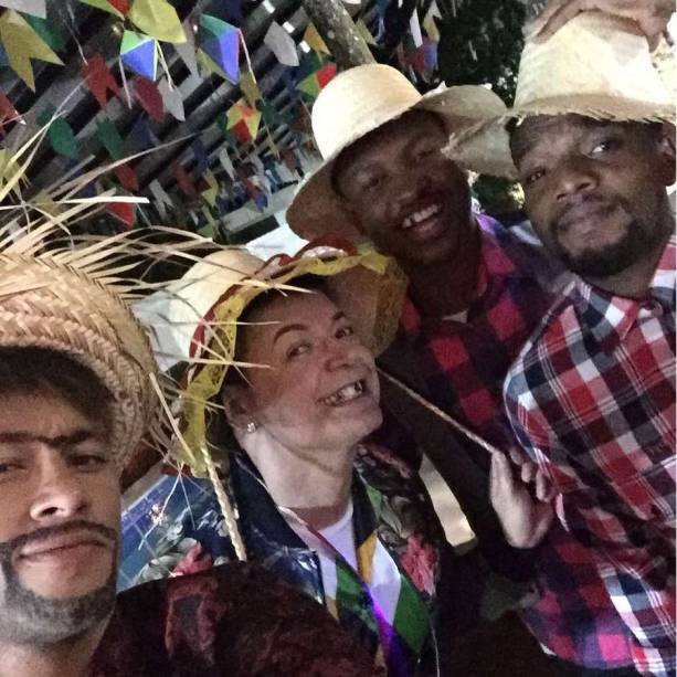 	O jogador fez caras e bocas com os amigos na festa