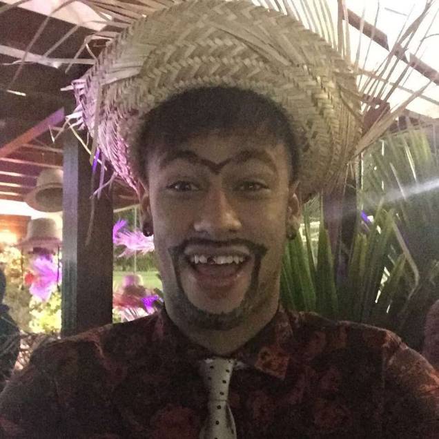 	Neymar vestido à caráter para a festa junina em sua casa no Guarujá