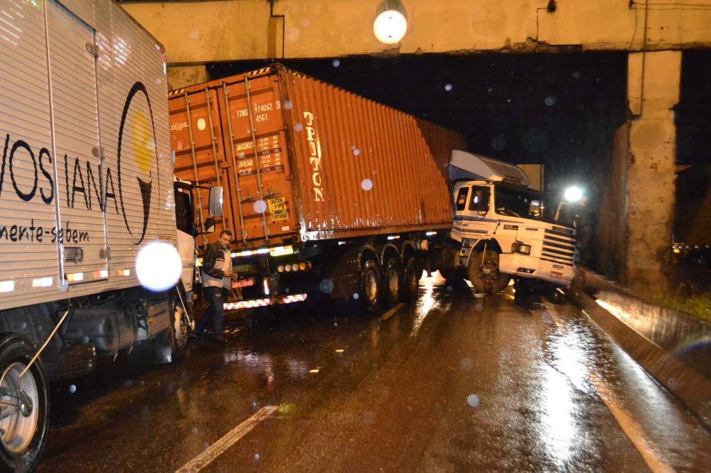 Acidente com seis caminhões trava a Marginal Tietê
