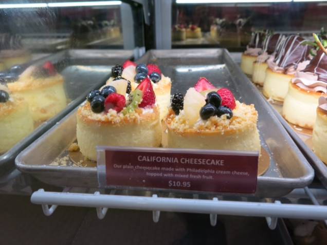 Cheesecake com frutas vermelhas, a 10,95 dólares a unidade