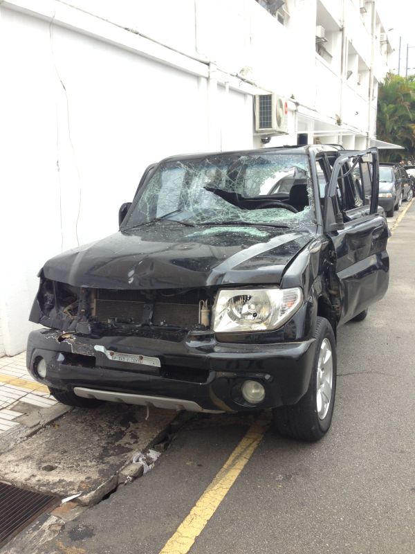 O carro que atropelou foliões de blocos na Vila Madalena O carro que atropelou foliões de blocos na Vila Madalena