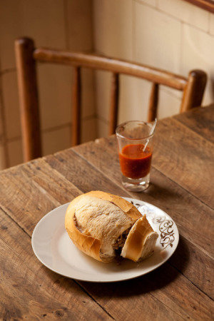 Botequim do Hugo:  sanduíche de pão francês recheado de carne moída