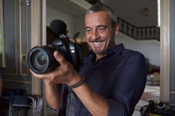 A imagem mostra o ator Alexandre Borges