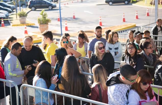 Outlet Forever 21: cerca de 350 pessoas esperavam a loja abrir na manhã deste sábado (27)