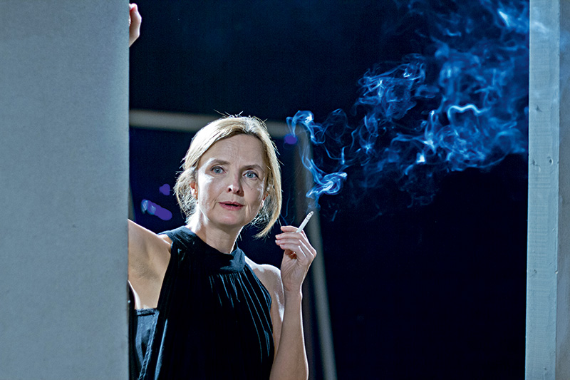 Atriz Clara Carvalho atua em dois espetáculos