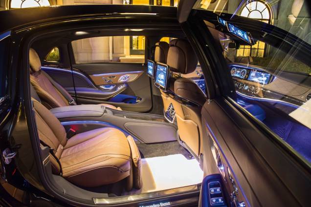 O interior do carro, com bancos individuais: as mordomias incluem compartimento com flûtes para champanhe da alemã Robbe & Berking