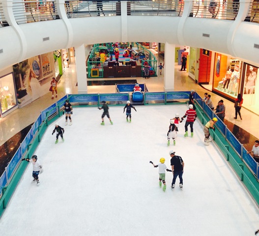 Crianças a partir de 5 anos podem patinar no gelo, no Mooca Plaza Shopping