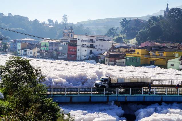 	Grande quantidade de espuma tóxica invadiu a cidade de Pirapora do Bom Jesus na segunda (22)