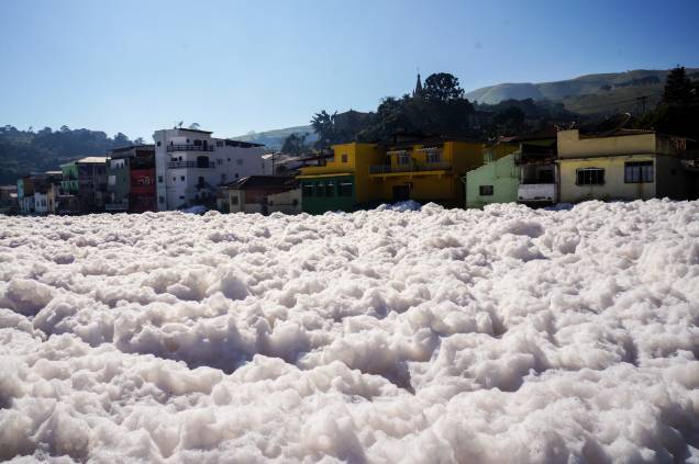 Espuma do Rio Tietê tomou conta da cidade Espuma do Rio Tietê tomou conta da cidade