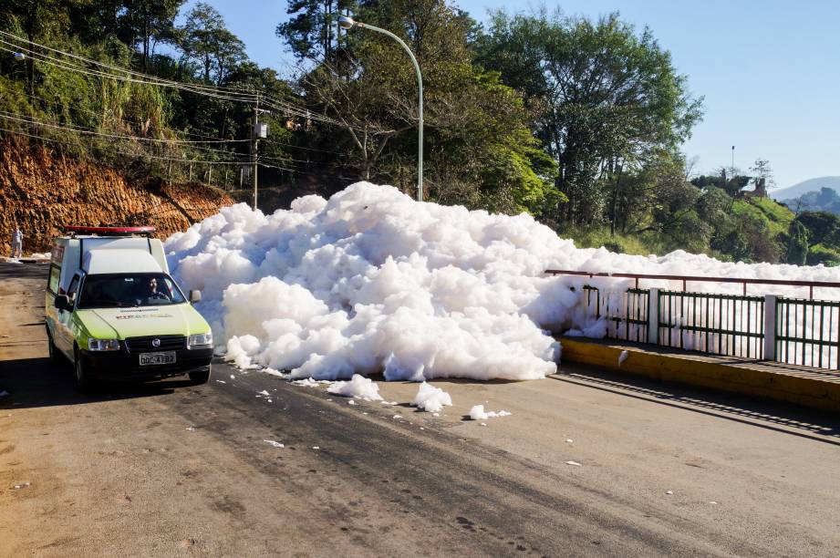 	Carro tenta contornar espuma em Pirapora do Bom Jesus