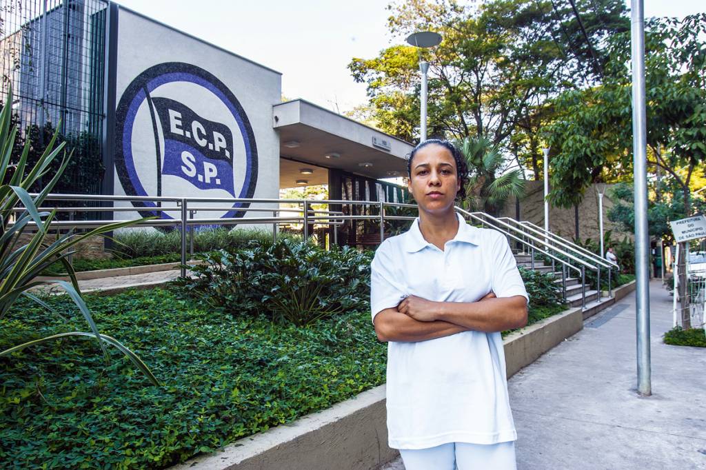 A exigência do uso de uniforme e crachá por babá causa polêmica