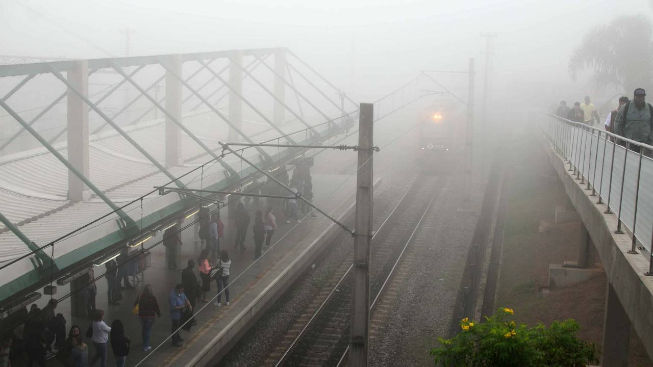 nevoeiro estação trem neblina