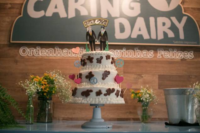 O bolo de sorvete com noivinhos personalizados O bolo de sorvete com noivinhos personalizados