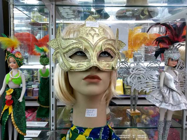 Brilhos Fantasias: peruca (R$ 13,50) e máscara (R$ 49,00)