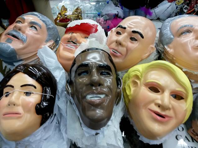 Festas e Fantasias: máscaras de políticos são sucessos de vendas (de R$ 12,00 a R$ 20,00)