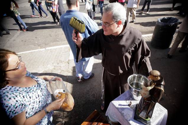 Freis benzem os pães dos devotos de Santo Antônio na paróquia do Pari