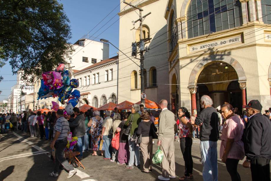Devotos de fazem filas para comprar pão e bolo de Santo Antônio