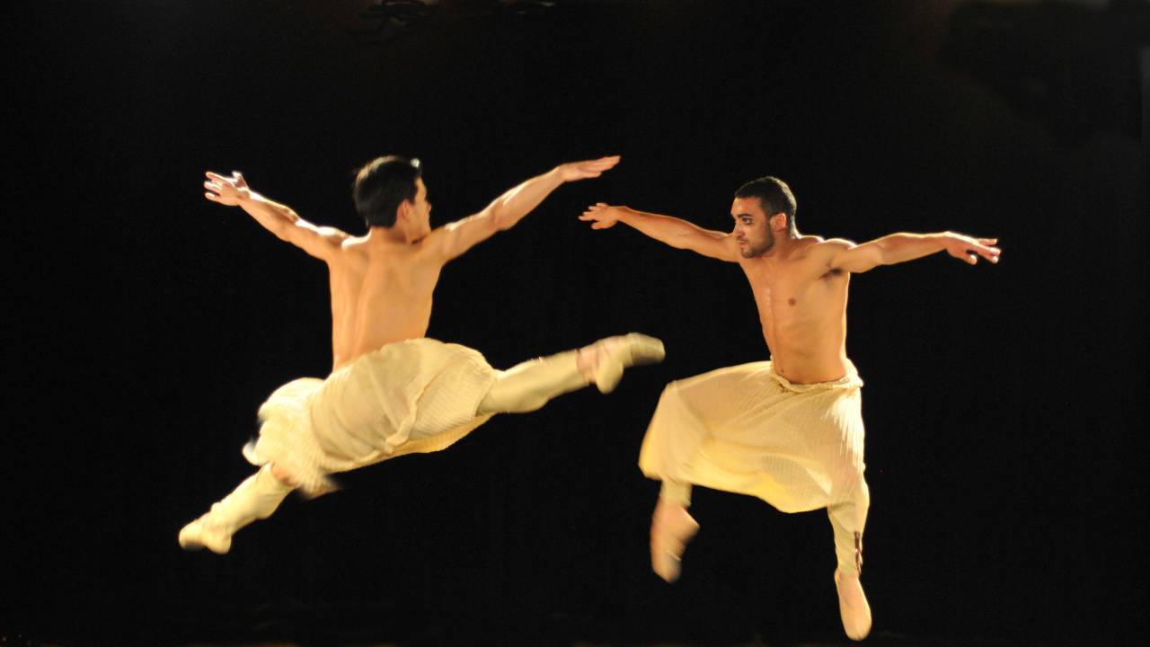 São Paulo Companhia de Dança - Yoshi Suzuki e Rafael Gomes em ensaio de Azougue, de Rui Moreira