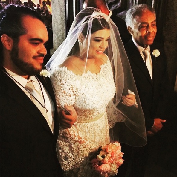A cantora em seu casamento, entre o filho e o pai, Gilberto Gil