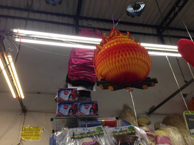 Tozaki: fogueira em papel para decorar o teto, R$ 24,90