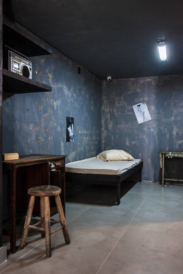 A cela da sala que imita uma prisão