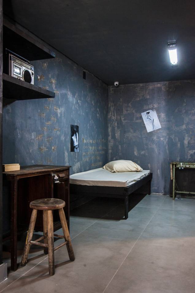 A cela da sala que imita uma prisão A cela da sala que imita uma prisão