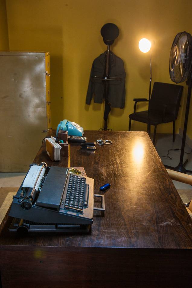 Ainda na sala da prisão, o escritório do carcereiro Ainda na sala da prisão, o escritório do carcereiro