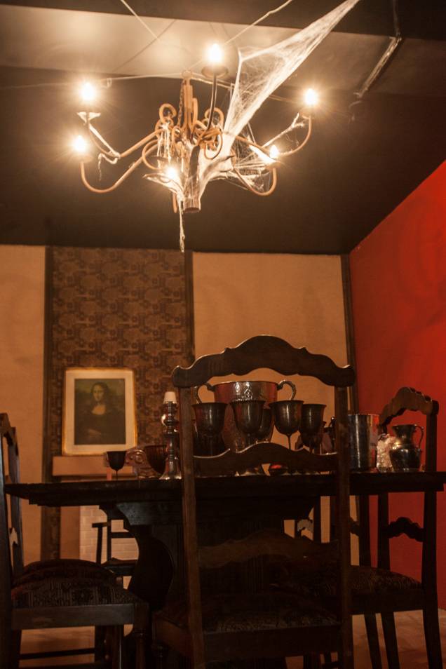 Outro espaço foi ambientado como uma sala de jantar macabra Outro espaço foi ambientado como uma sala de jantar macabra