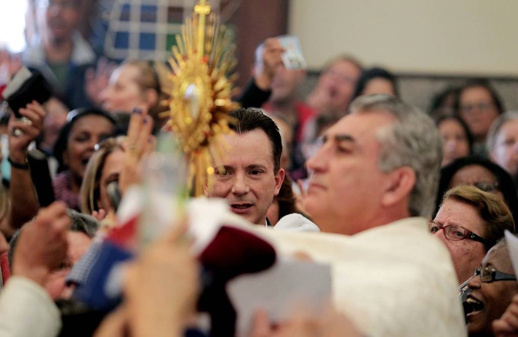 Padre investigado por desviar dinheiro da PM é preso