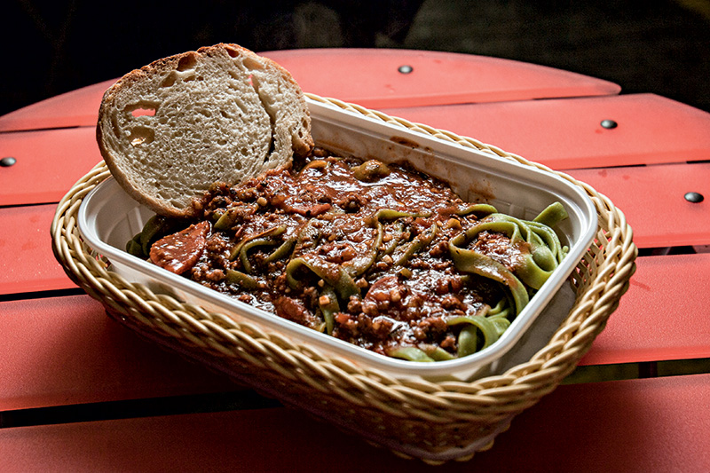 Fettuccine verde ao molho bolonhesa: R$ 12,50