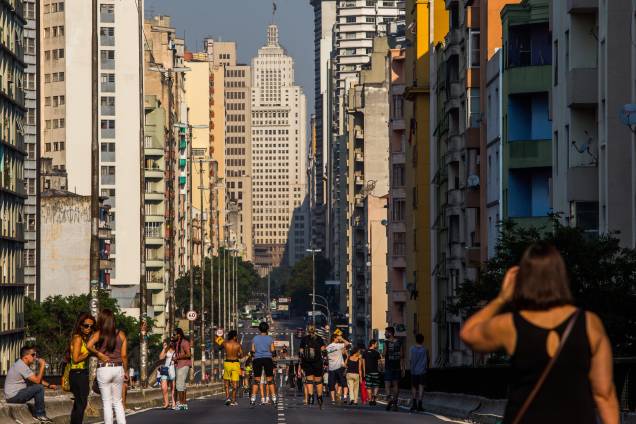 A melhor vista do prédio do Banespa - um dos edifícios mais icônicos da cidade - fica na curva do Minhocão, quando ele sai da Avenida São João para entrar na Rua Amaral Gurgel A melhor vista do prédio do Banespa - um dos edifícios mais icônicos da cidade - fica na curva do Minhocão, quando ele sai da Avenida São João para entrar na Rua Amaral Gurgel