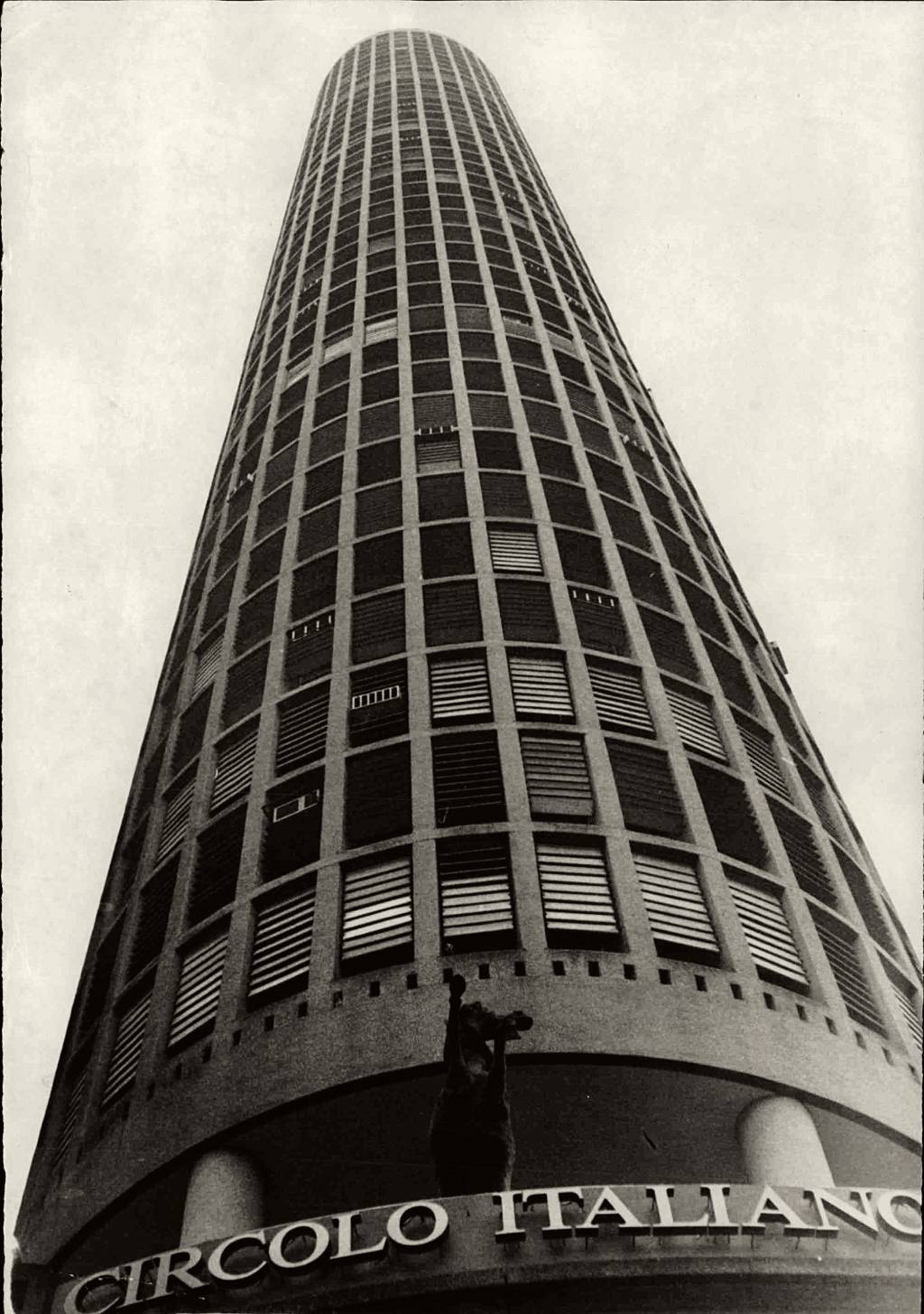 	A constru&ccedil;&atilde;o ,em 1968: o &iacute;cone da capital est&aacute; celebrando cinquenta anos dehist&oacute;ria