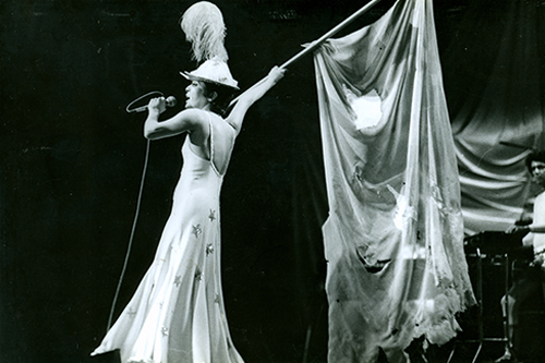 Em 1976, também no show Falso Brilhante: com ambiente circense, o espetáculo tinha o objetivo de contar a história da cantora e foi realizado cerca de 1200 vezes entre 1975 e 1977