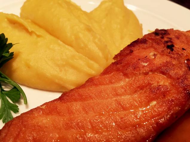 O salmão grelhado guarnecido de purê de mandioquinha: de R$ 49,00 por R$ 39,00