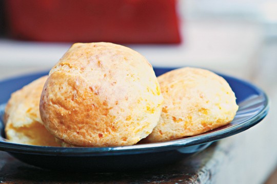 Lá da Venda: pão de queijo feito com queijo curado trazido da Serra da Canastra, em Minas Gerais Lá da Venda: pão de queijo feito com queijo curado trazido da Serra da Canastra, em Minas Gerais