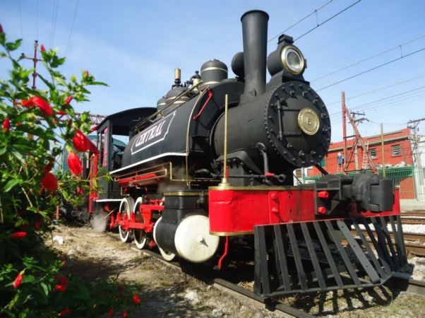 Movida a vapor, uma locomotiva original de 1922 percorre um percurso de três quilômetros
