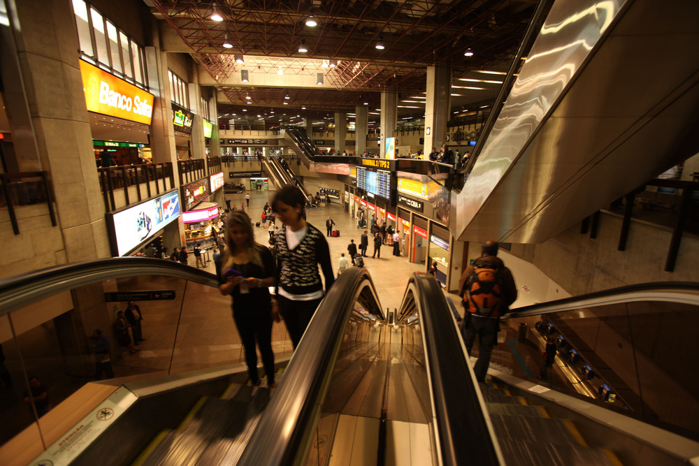 Movimento de passageiros no saguão do aeroporto de Guarulhos