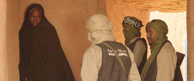 Timbuktu: uma mulher é acuada pela polícia, o registro tem uma pegada documental
