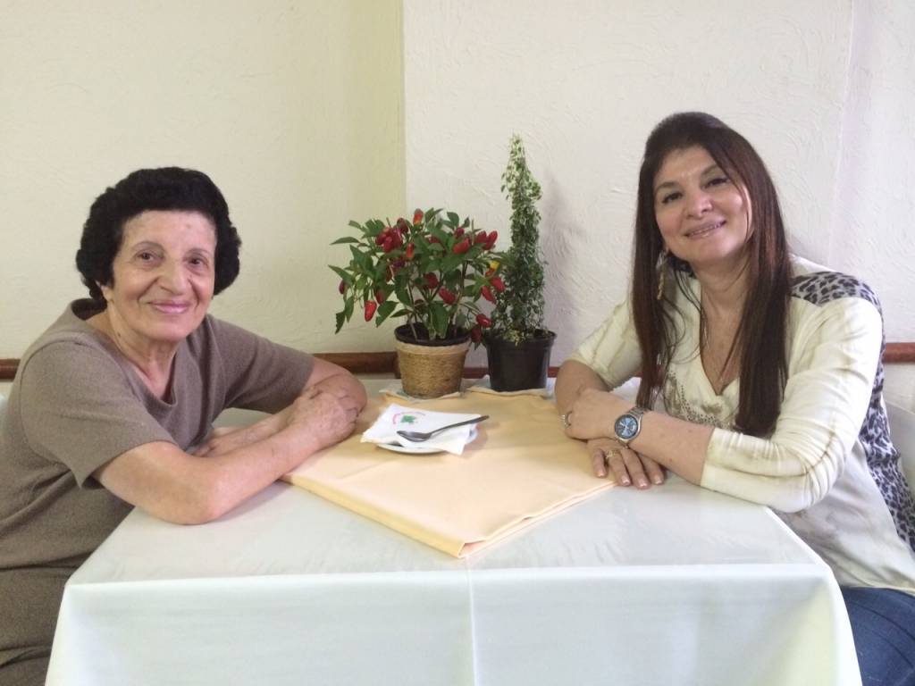 monte-libano-alice-a-esq-e-regina-a-dir-tocam-o-restaurante-arabe-juntas-acervo-pessoal.jpeg Monte Líbano