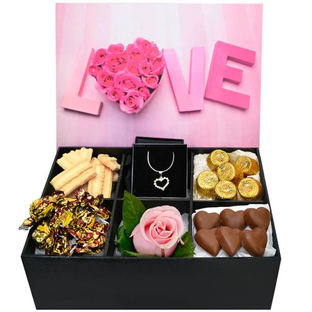 	Giuliana Flores: Colar de strass, rosa e chocolates por R$ 180,50