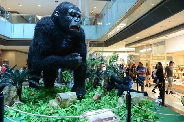 Gorila de 4 metros de altura é atração do Shopping Vila Olímpia