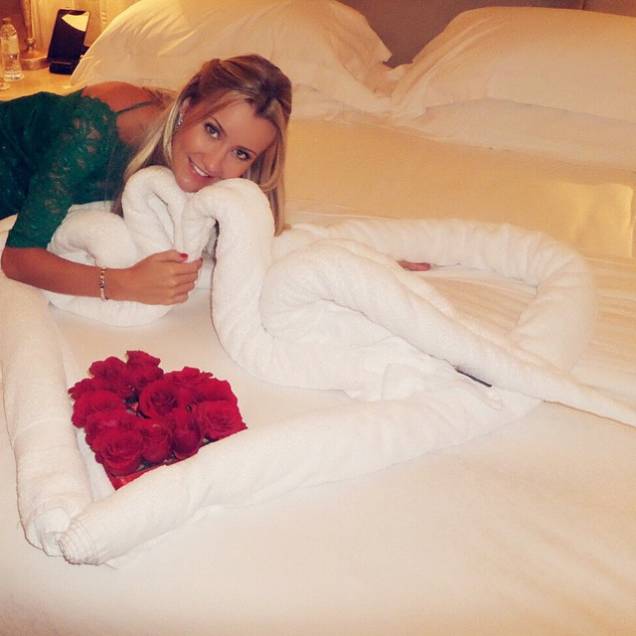 A quinta mulher de Justus mostra cama do quarto do hotel Emirates Palace Hotel