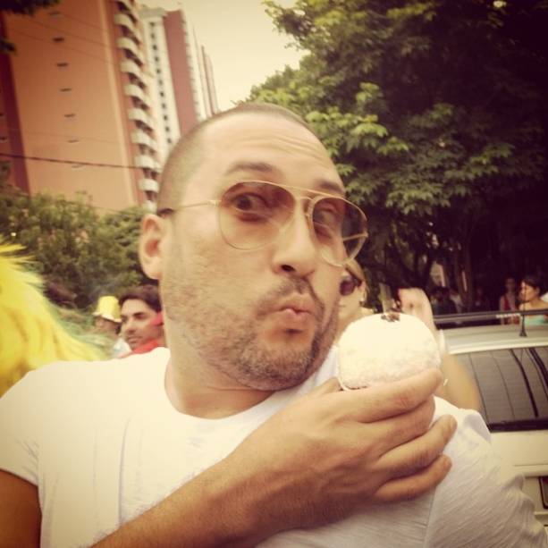 Beijinho no ombro, a fantasia mais popular do Carnaval. Neste clique de @ricardolsr, o moço segura um doce (beijinho)