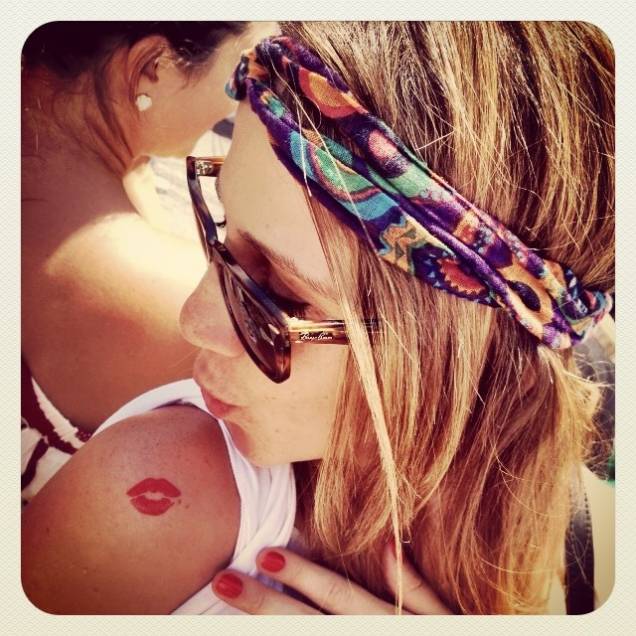 A usuária @thecarrino postou foto com a fantasia "beijinho no ombro"