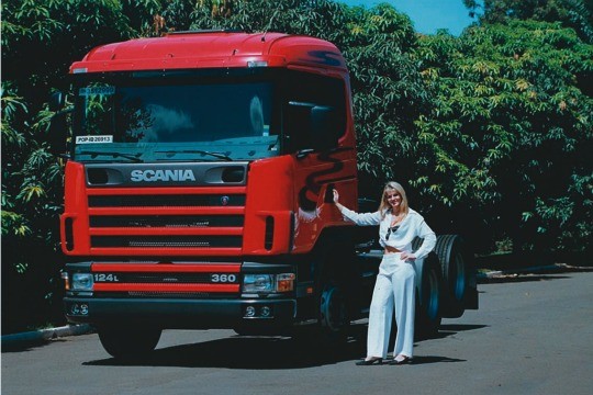 Figurino de empresária: em sociedade com um irmão, ela montou uma transportadora Figurino de empresária: em sociedade com um irmão, ela montou uma transportadora