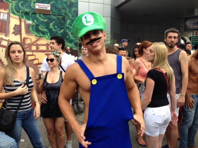 Rapaz fantasiado de Luigi, dos irmãos Mario, em blco da Vila Madalena