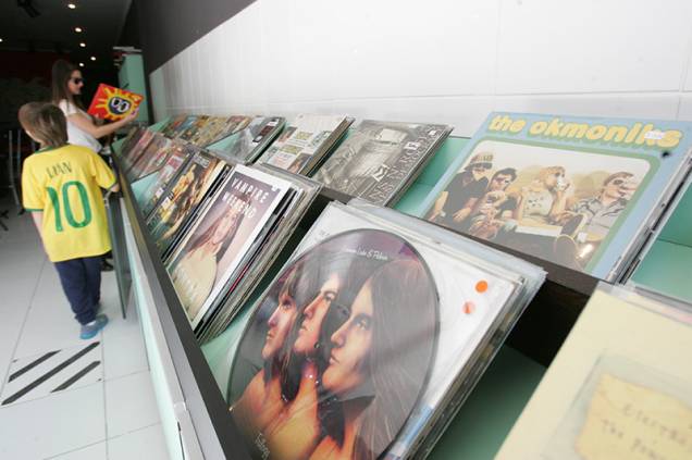 Conceição Discos & Comes: a lateral é tomada por LPs, todos à venda