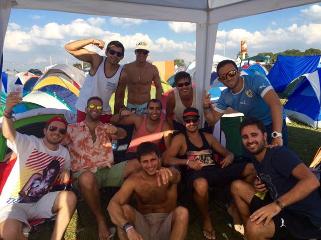 Uruguaios acampados no Tomorrowland: grupo enfrentou duas horas para pegar os ingressos