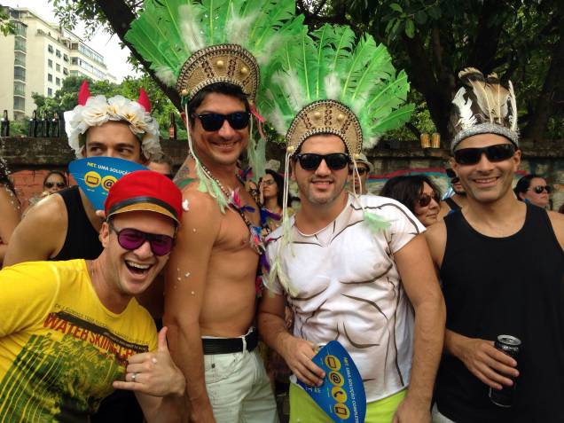 Amigos se vestem de índios no Carnaval do Baixo Augusta