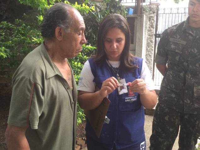 	Augusto Bernal recebe instruções para reconhecer o mosquito da dengue